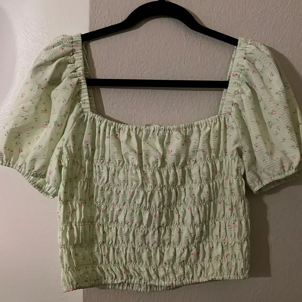 Elodie From Nordstrom Smocked Cropped Top Light Green‎ Floral Prints - Size M - Picture 4 of 7